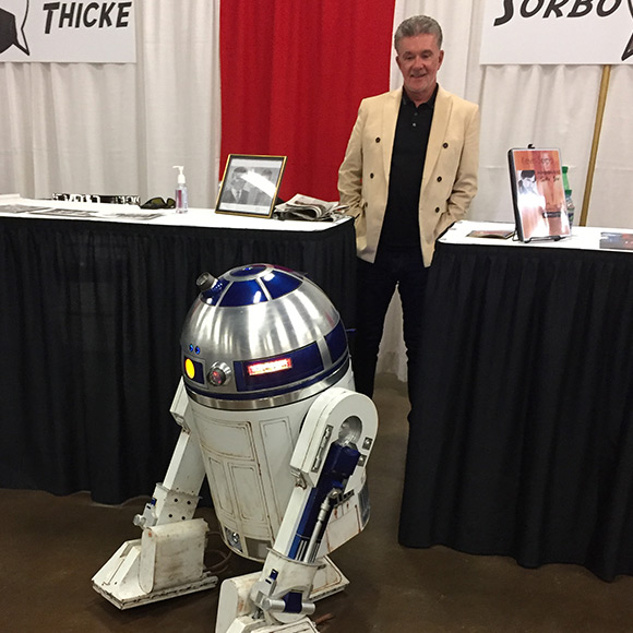 Alan Thick and R2D2 meet at London Comic Con in 2016
